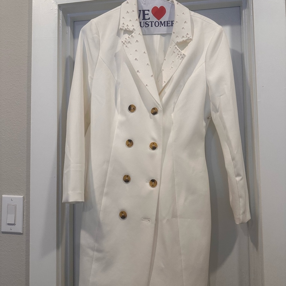 VENUS White Blazer with Notched Lapels and Tailored Silhouette